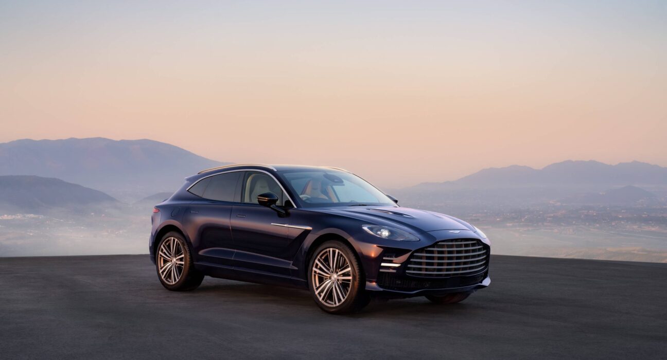 Aston Martin DBX GT al atardecer con montañas al fondo
