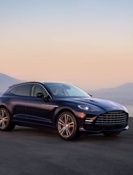 Aston Martin DBX GT al atardecer con montañas al fondo