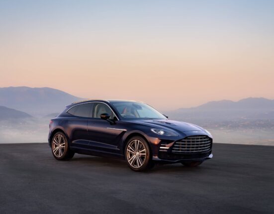 Aston Martin DBX GT al atardecer con montañas al fondo