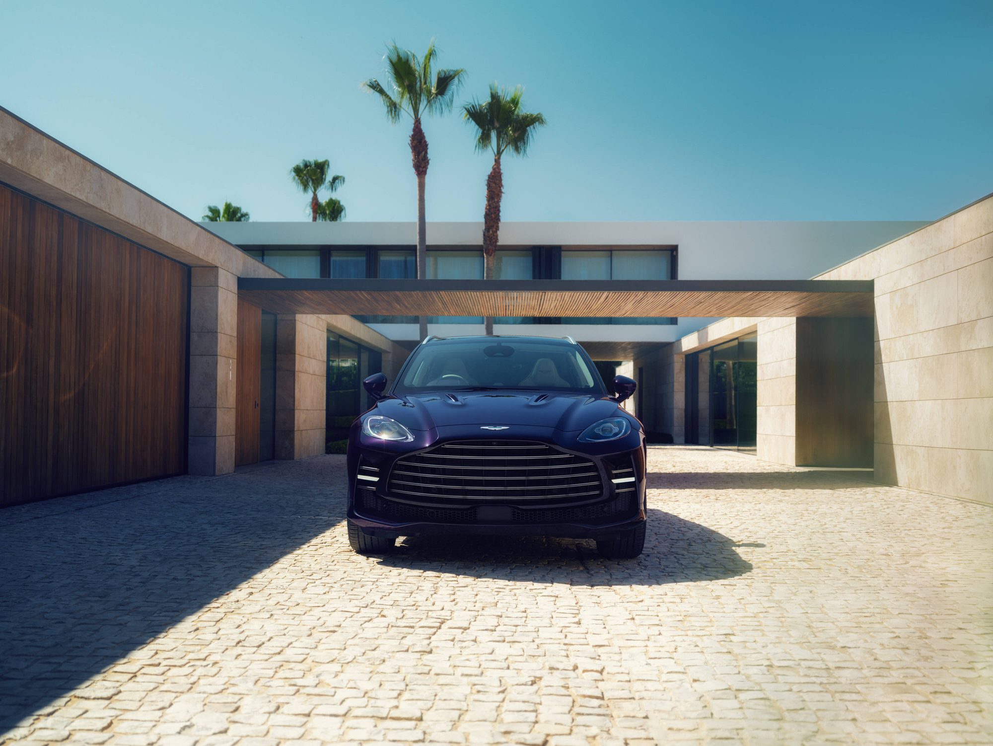 Frontal del Aston Martin DBX GT bajo un pórtico