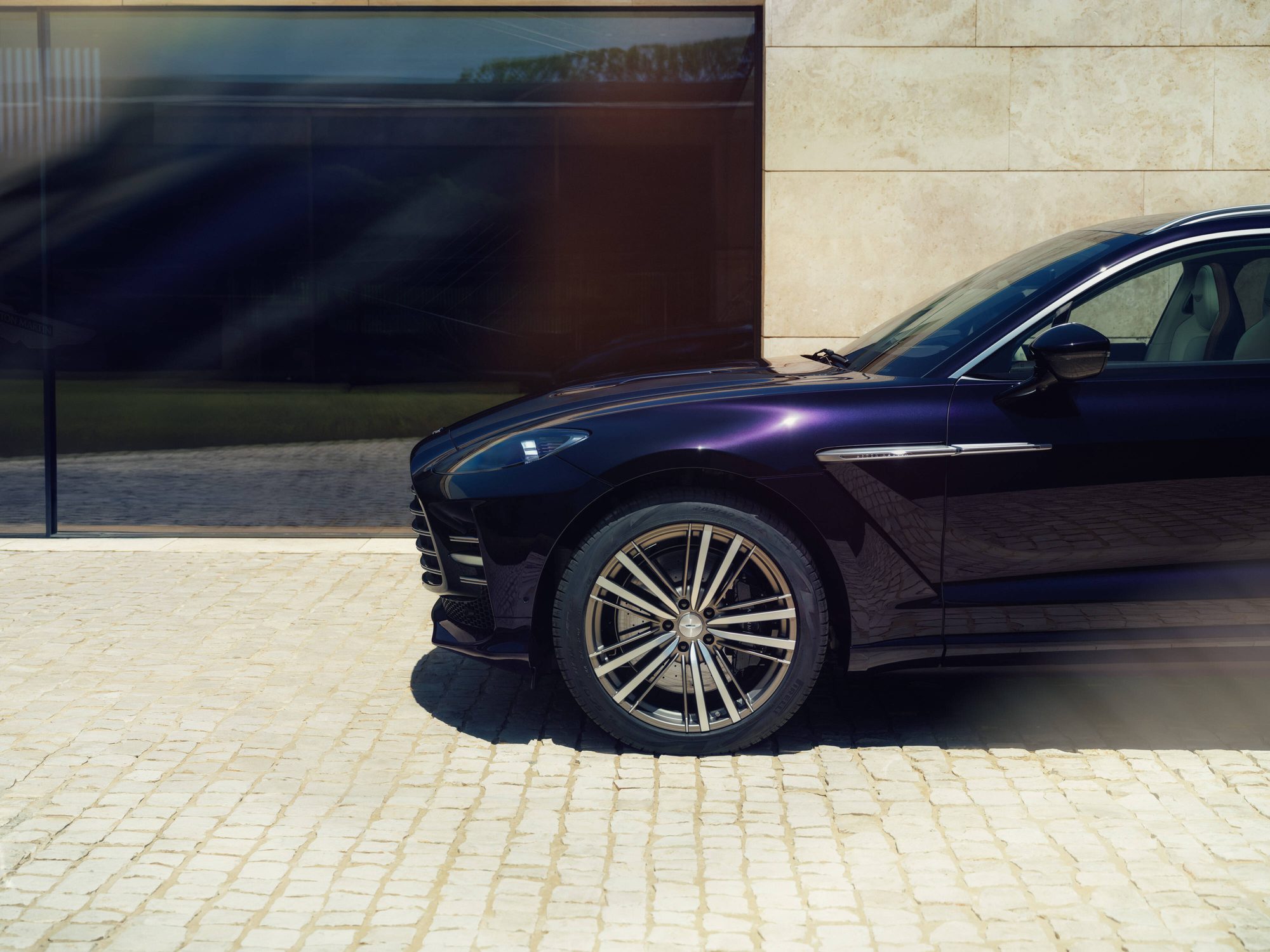 Lateral del Aston Martin DBX GT con su rueda delantera