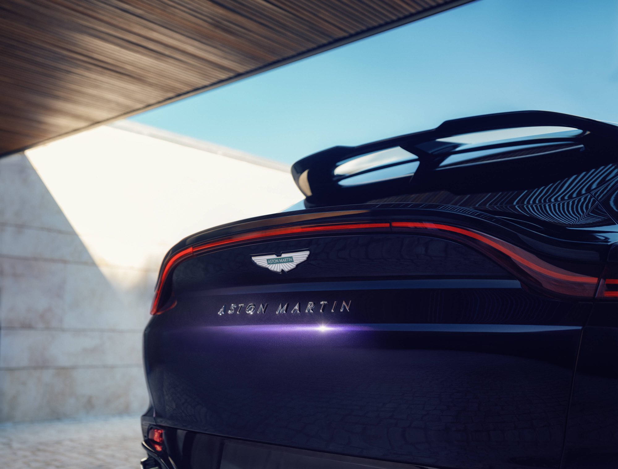 Alerón y logotipo trasero del Aston Martin DBX GT