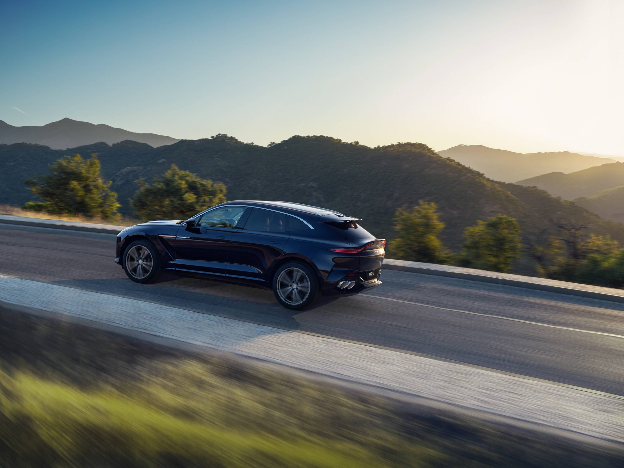 Aston Martin DBX GT en una carretera de montaña