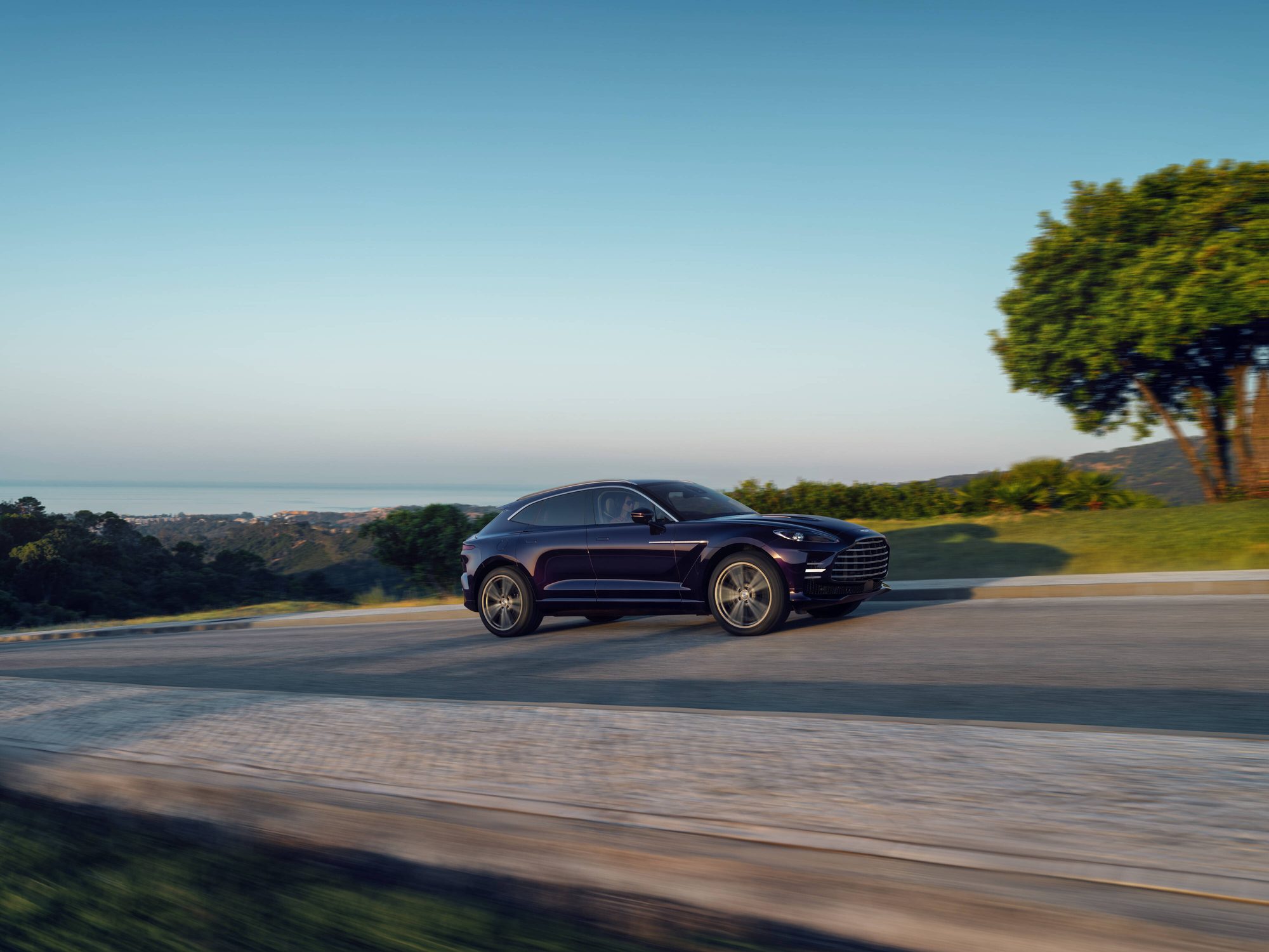 Aston Martin DBX GT circulando junto al mar