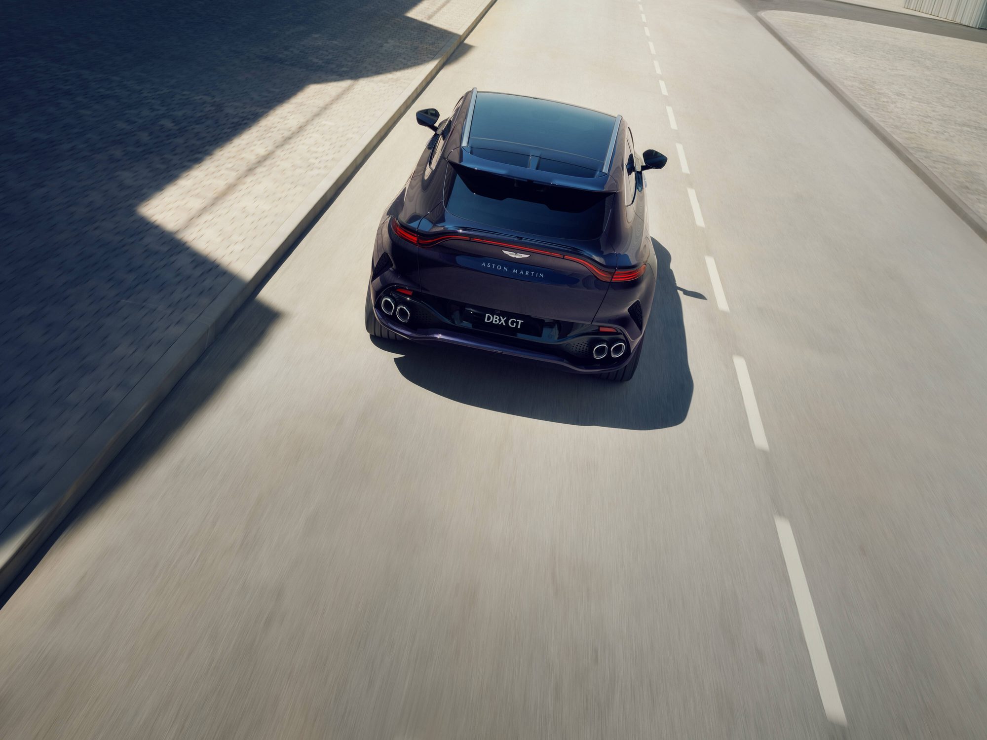 Aston Martin DBX GT visto desde arriba en una carretera