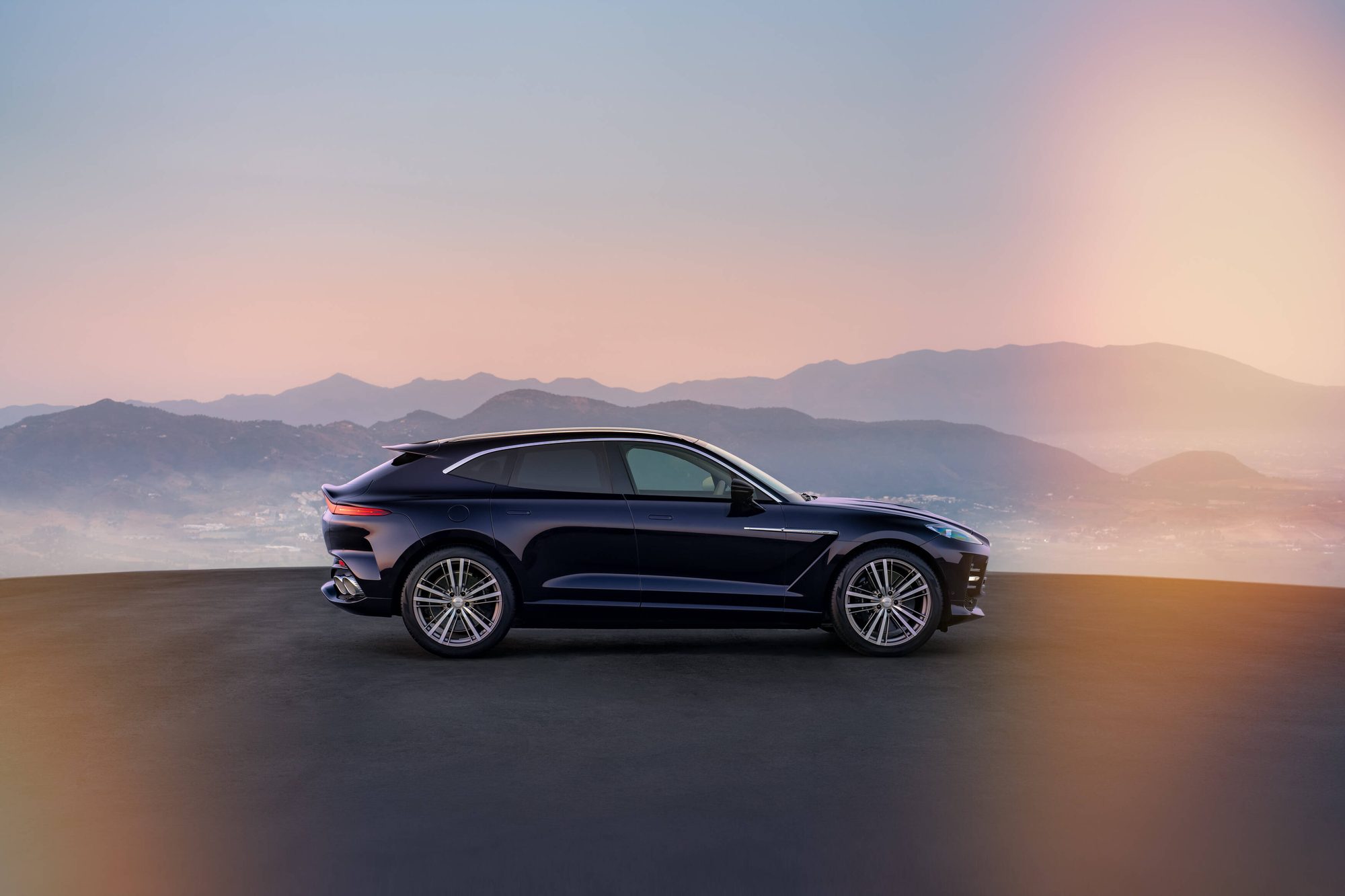 Perfil del Aston Martin DBX GT al atardecer