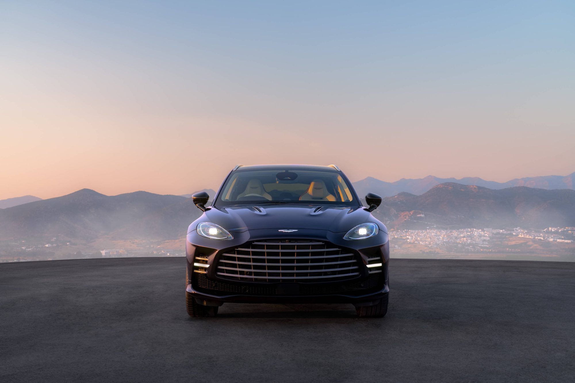 Frontal del Aston Martin DBX GT al atardecer