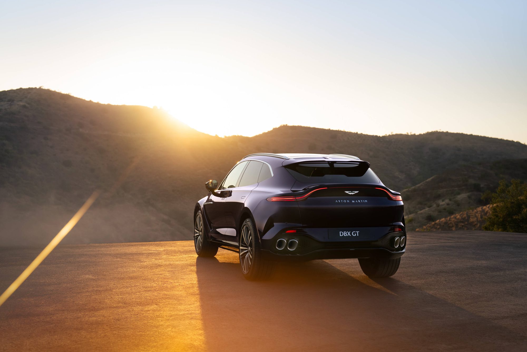 Zaga del Aston Martin DBX GT a contraluz