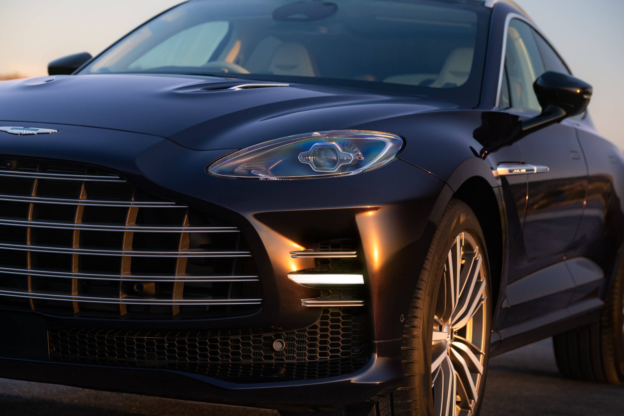 Parrilla y faro del Aston Martin DBX GT