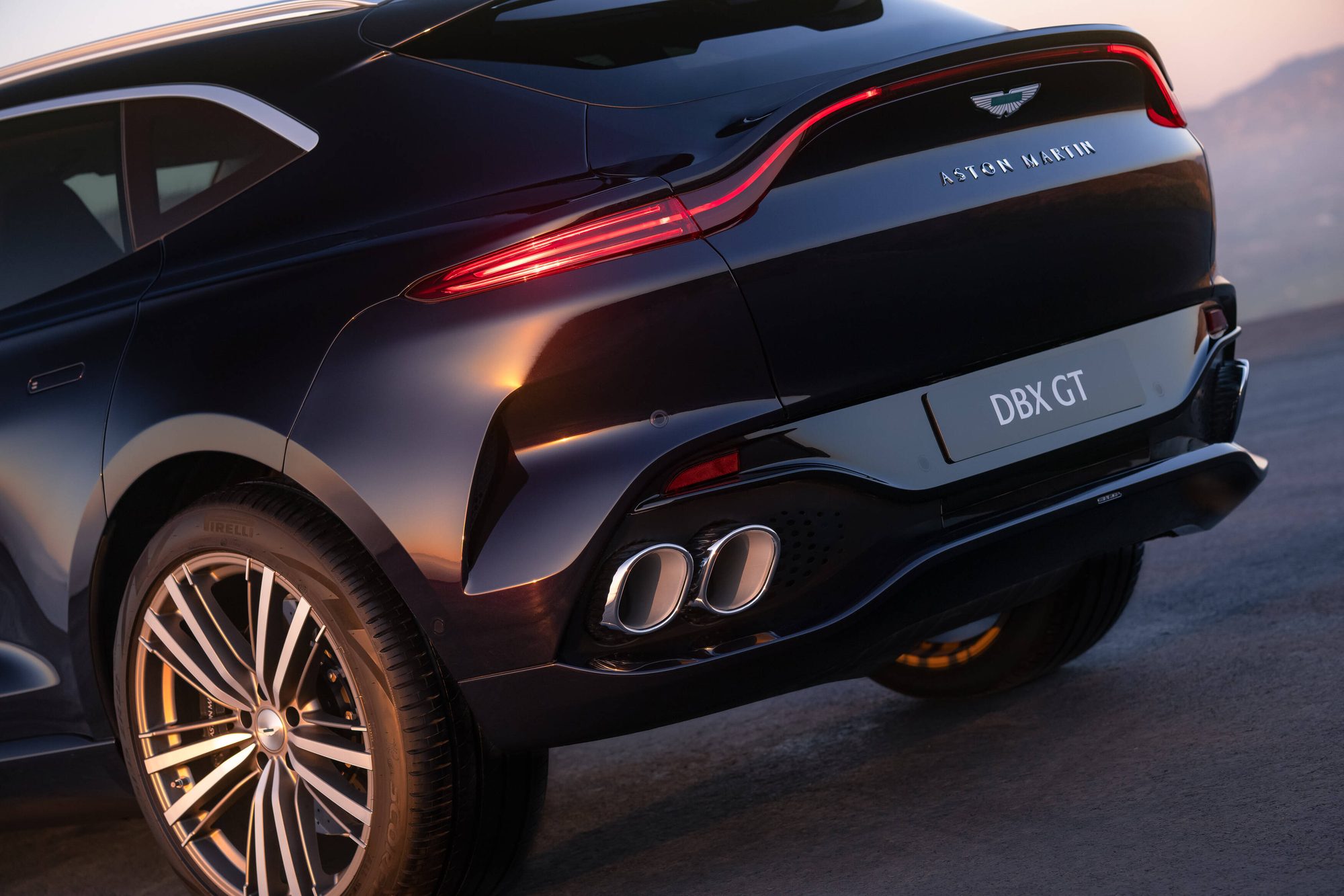 Zaga del Aston Martin DBX GT con insignia DBX GT y cuatro escapes