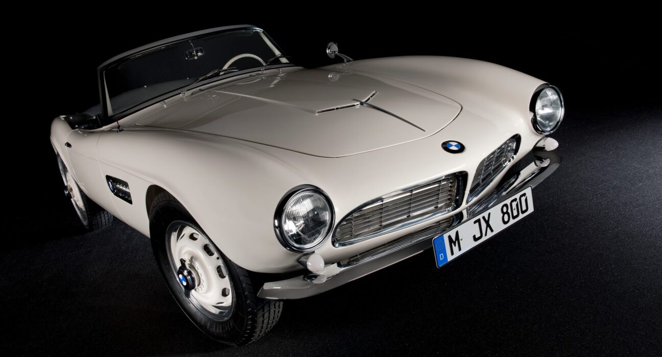 BMW 507 restaurado que perteneció a Elvis Presley, vista frontal de tres cuartos