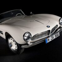BMW 507 restaurado que perteneció a Elvis Presley, vista frontal de tres cuartos