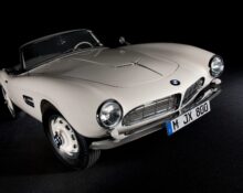 BMW 507 restaurado que perteneció a Elvis Presley, vista frontal de tres cuartos