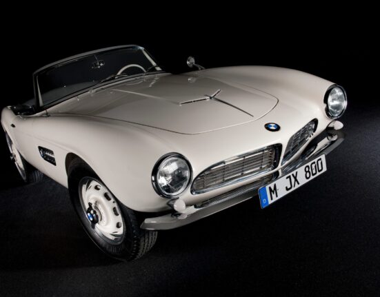 BMW 507 restaurado que perteneció a Elvis Presley, vista frontal de tres cuartos