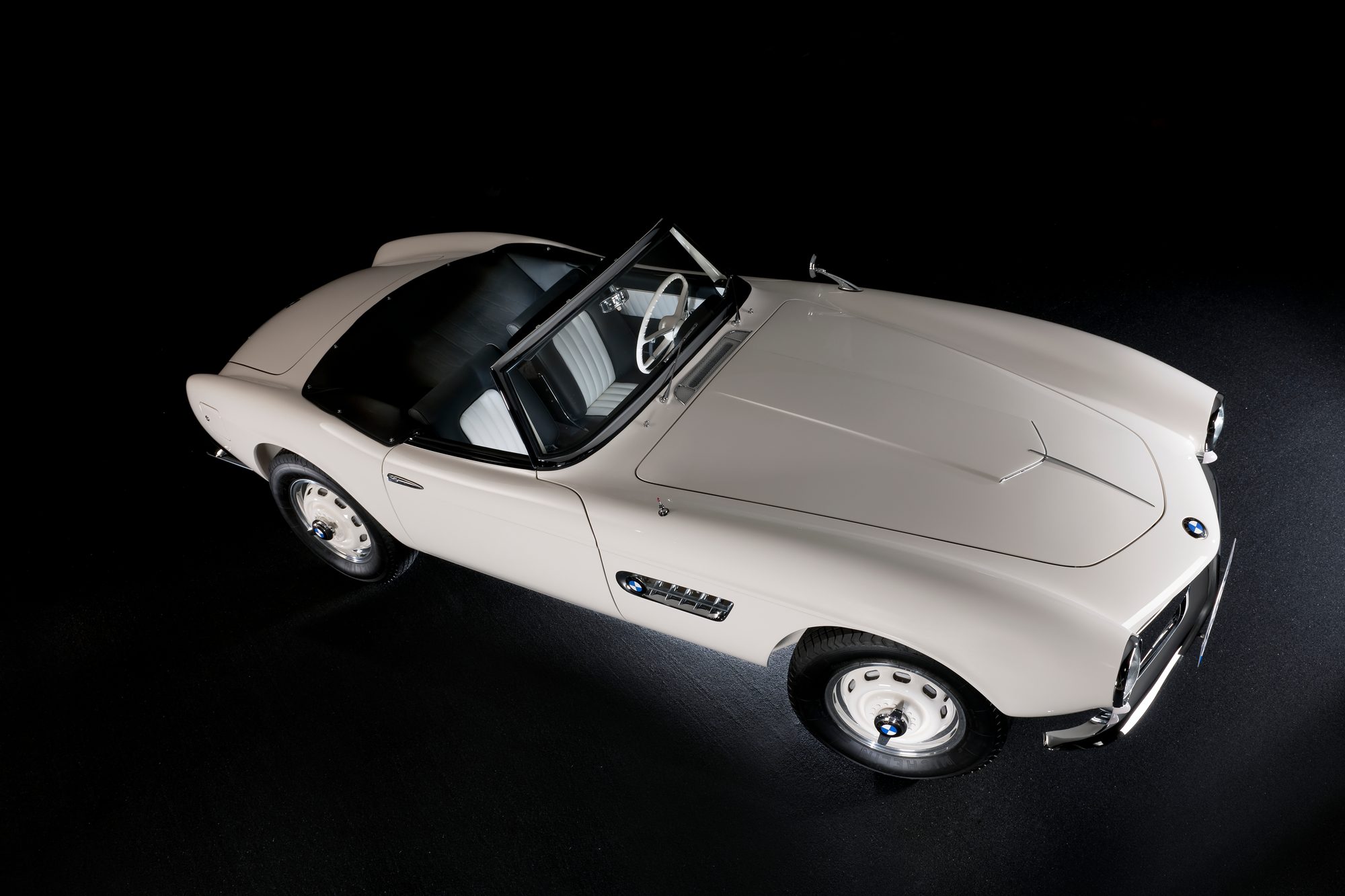 BMW 507 restaurado que perteneció a Elvis Presley, visto desde arriba