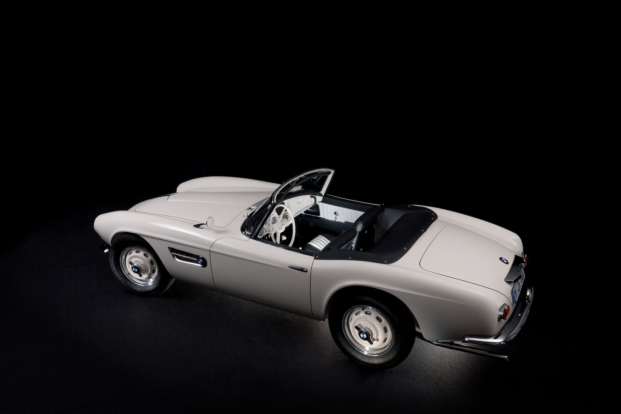 BMW 507 restaurado que perteneció a Elvis Presley, vista trasera de tres cuartos