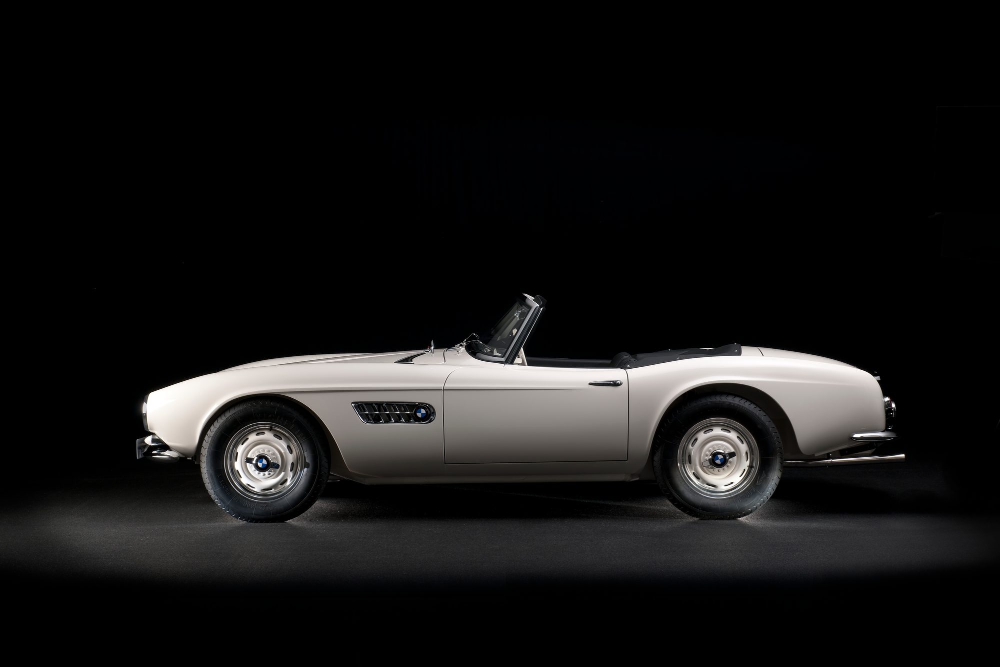 Perfil del BMW 507 restaurado que perteneció a Elvis Presley con el parabrisas bajo