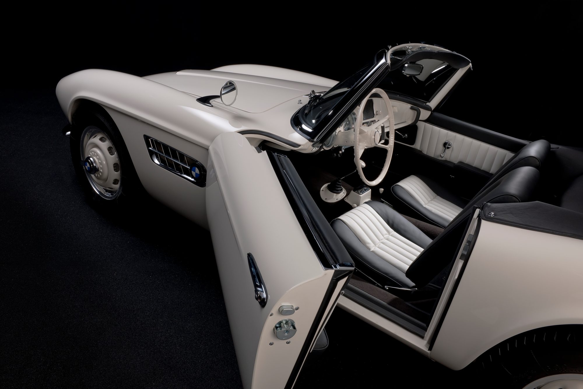 BMW 507 restaurado que perteneció a Elvis Presley con la puerta abierta y asientos tapizados