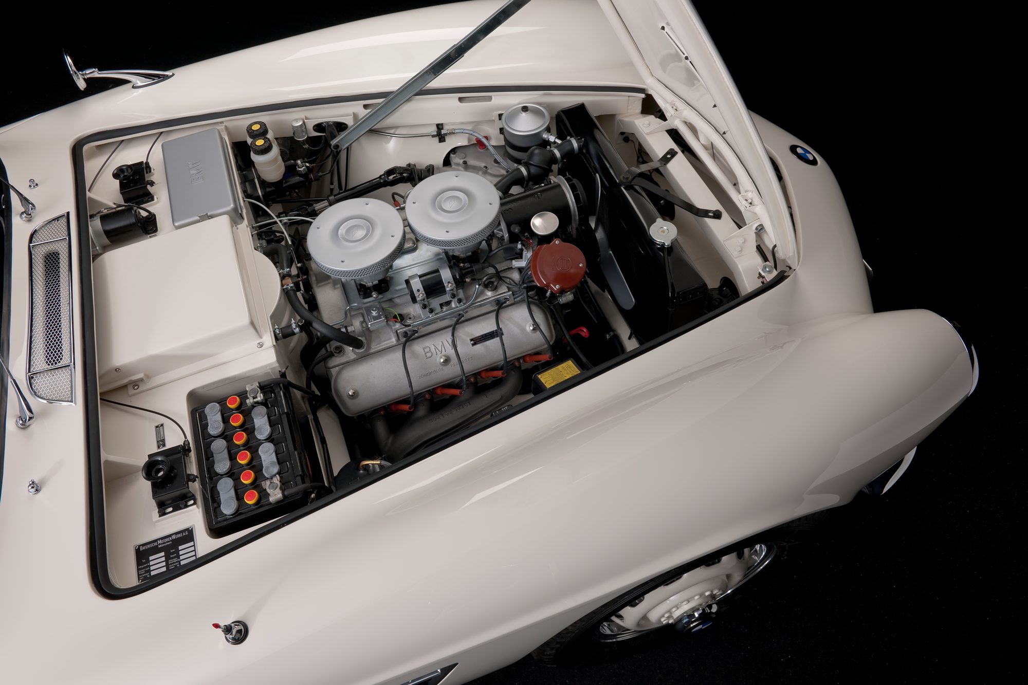 Motor V8 del BMW 507 con el capó abierto