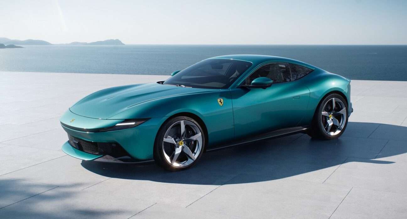 Ferrari Amalfi verde azulado en una terraza frente al mar