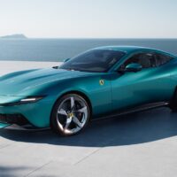Ferrari Amalfi verde azulado en una terraza frente al mar