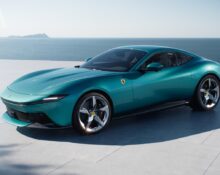 Ferrari Amalfi verde azulado en una terraza frente al mar