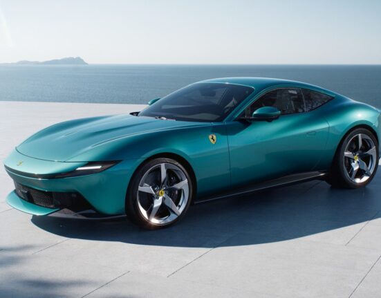 Ferrari Amalfi verde azulado en una terraza frente al mar