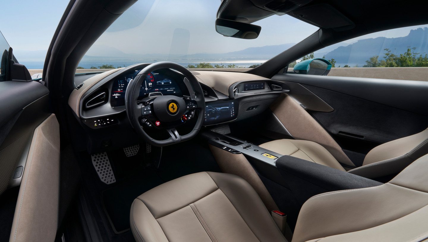 Puesto de conducción del Ferrari Amalfi con tapicería en piel beige