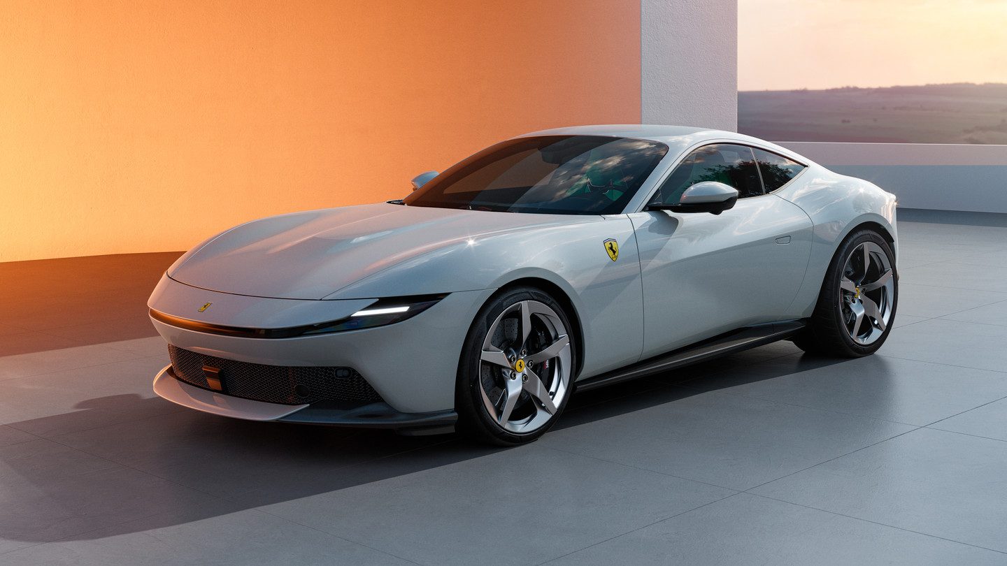 Ferrari Amalfi blanco en vista frontal de tres cuartos