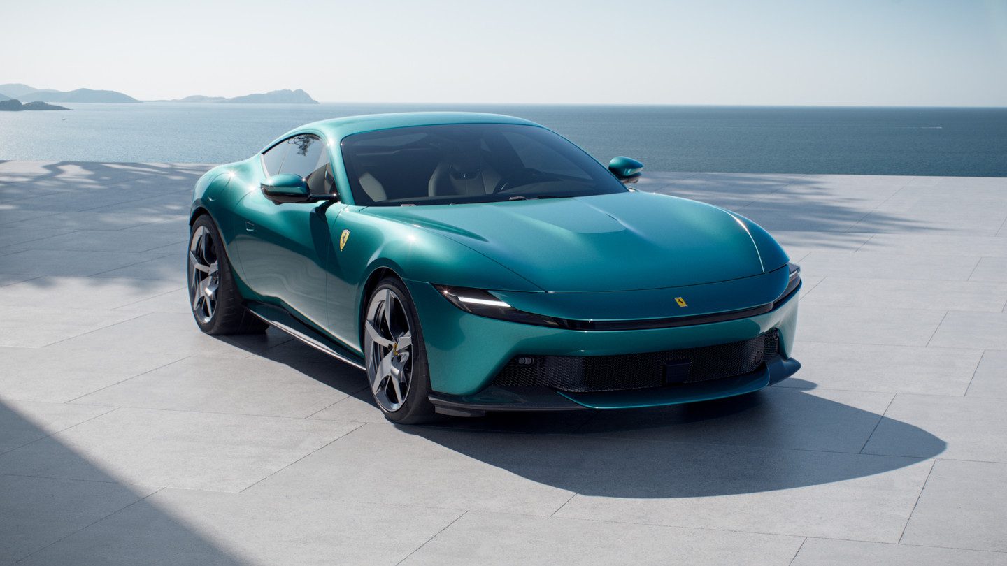 Frontal del Ferrari Amalfi verde azulado con el mar de fondo