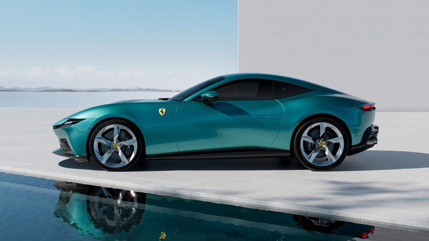 Perfil del Ferrari Amalfi verde azulado junto a una piscina