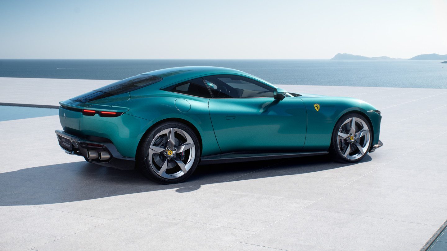Ferrari Amalfi verde azulado en tres cuartos trasero frente al mar