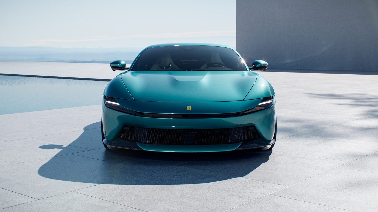 Vista frontal del Ferrari Amalfi verde azulado
