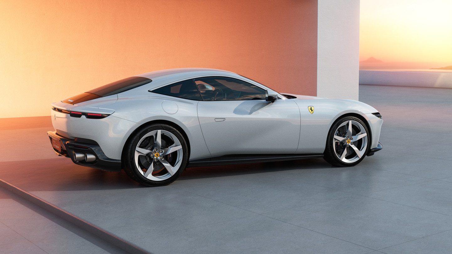 Ferrari Amalfi blanco en tres cuartos trasero al atardecer