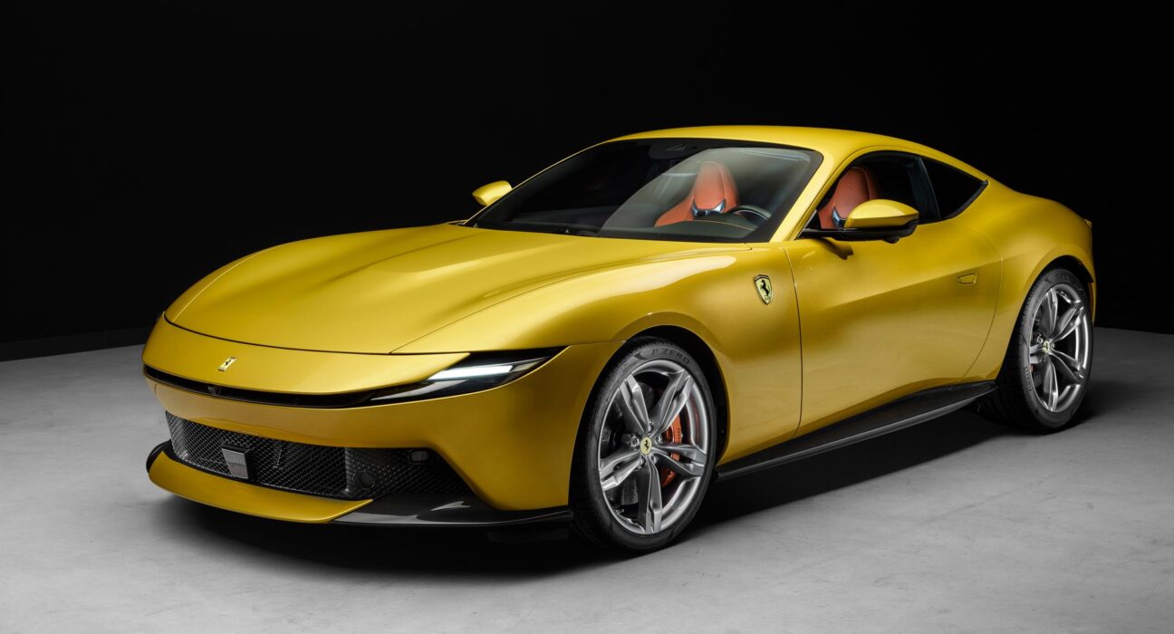 Ferrari Amalfi amarillo en estudio, vista frontal de tres cuartos