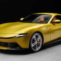 Ferrari Amalfi amarillo en estudio, vista frontal de tres cuartos