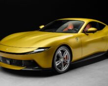 Ferrari Amalfi amarillo en estudio, vista frontal de tres cuartos