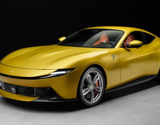 Ferrari Amalfi amarillo en estudio, vista frontal de tres cuartos
