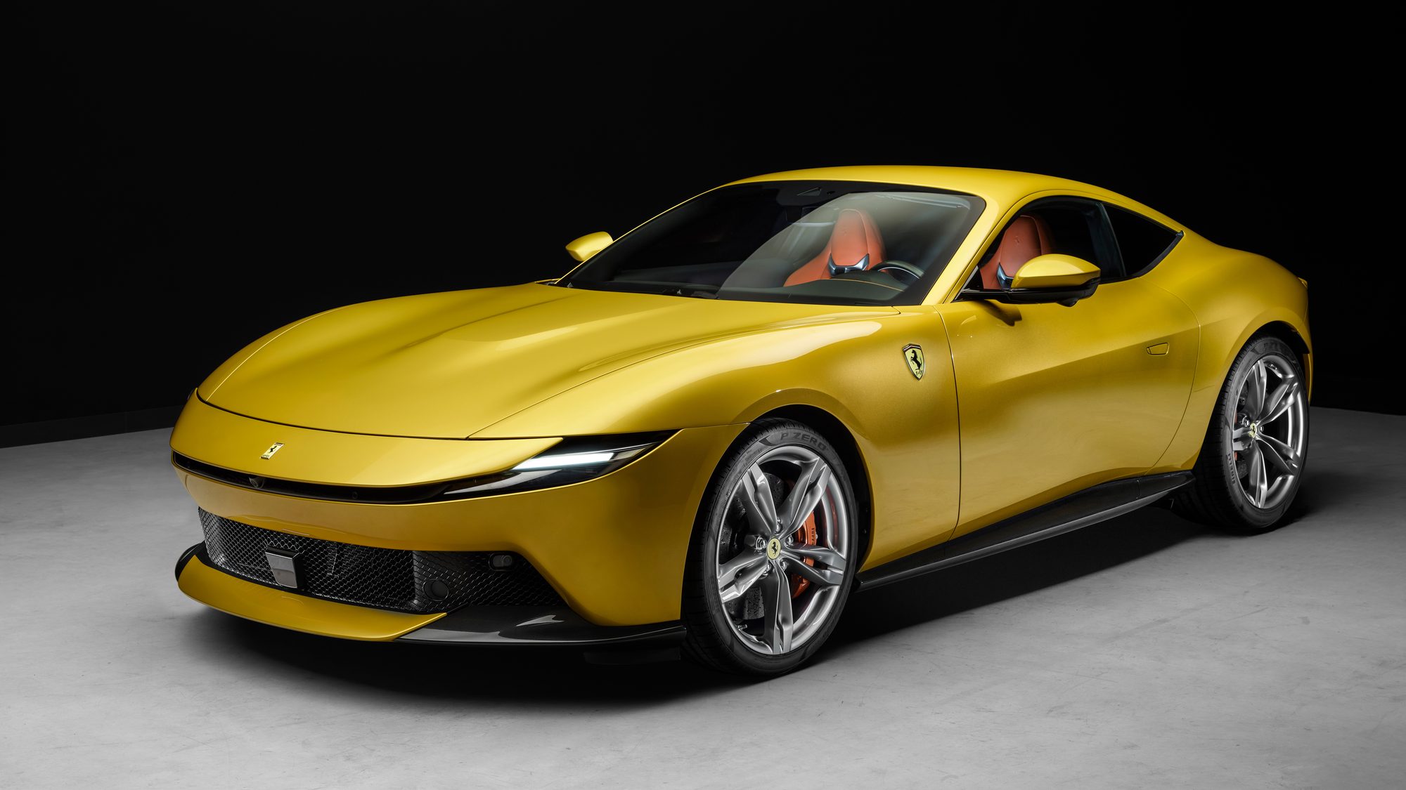 Ferrari Amalfi amarillo en estudio, vista frontal de tres cuartos
