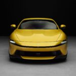 Frontal del Ferrari Amalfi amarillo en estudio
