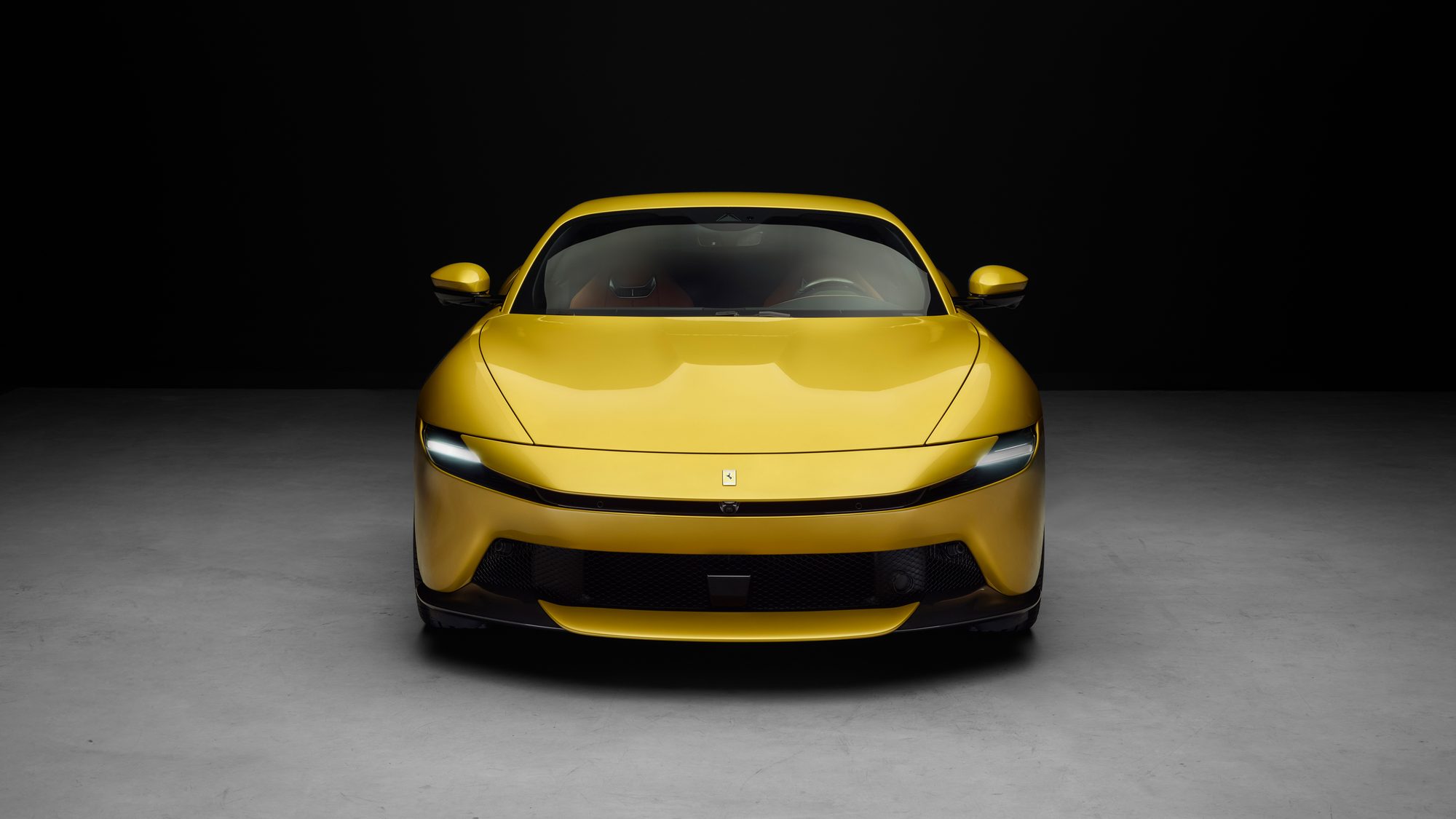 Frontal del Ferrari Amalfi amarillo en estudio