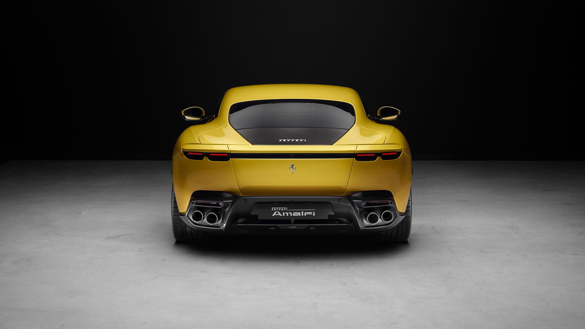 Zaga del Ferrari Amalfi amarillo con sus cuatro salidas de escape
