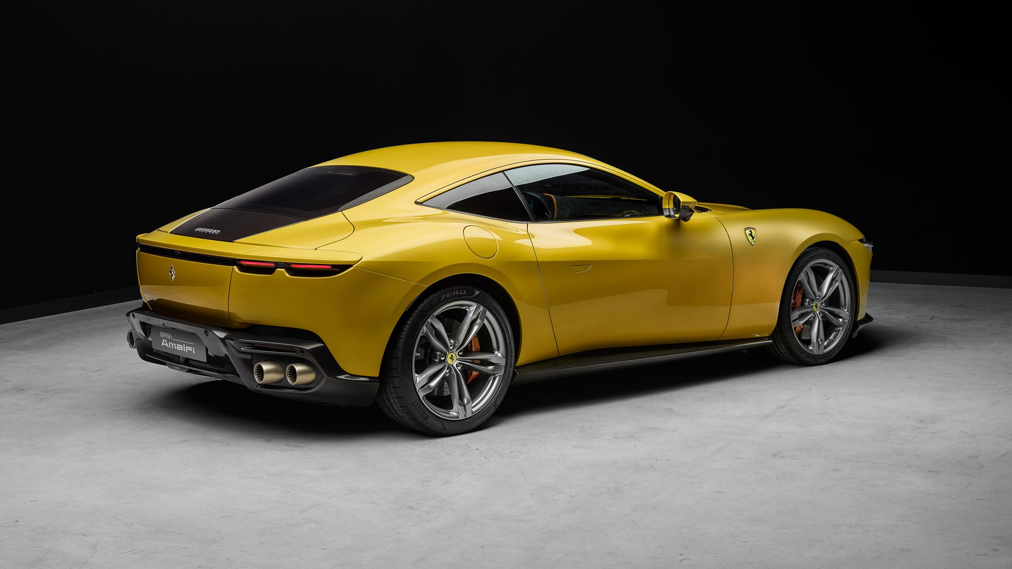 Ferrari Amalfi amarillo en tres cuartos trasero