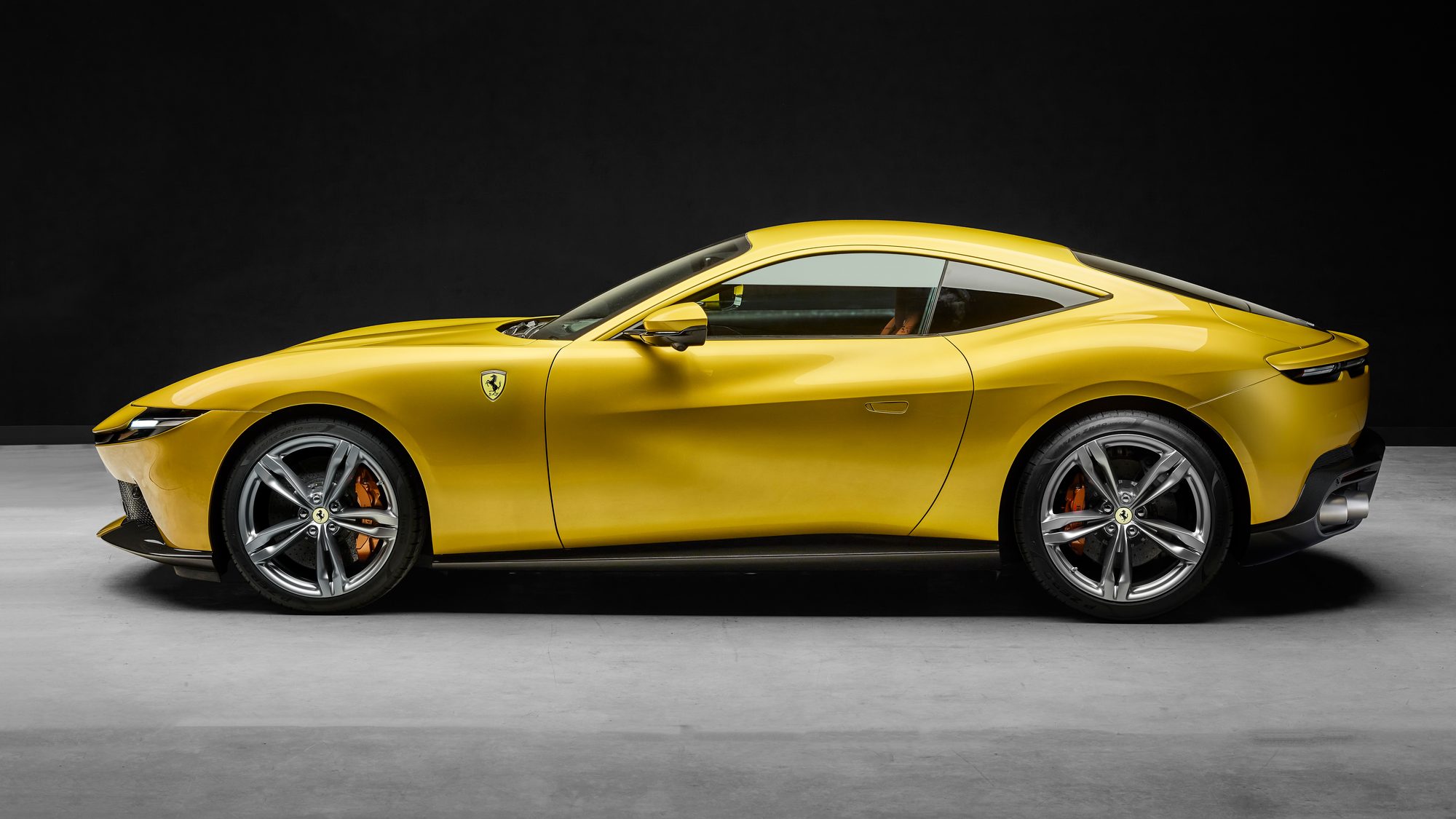 Perfil lateral del Ferrari Amalfi amarillo