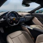 Habitáculo del Ferrari Amalfi con volante y pantalla central