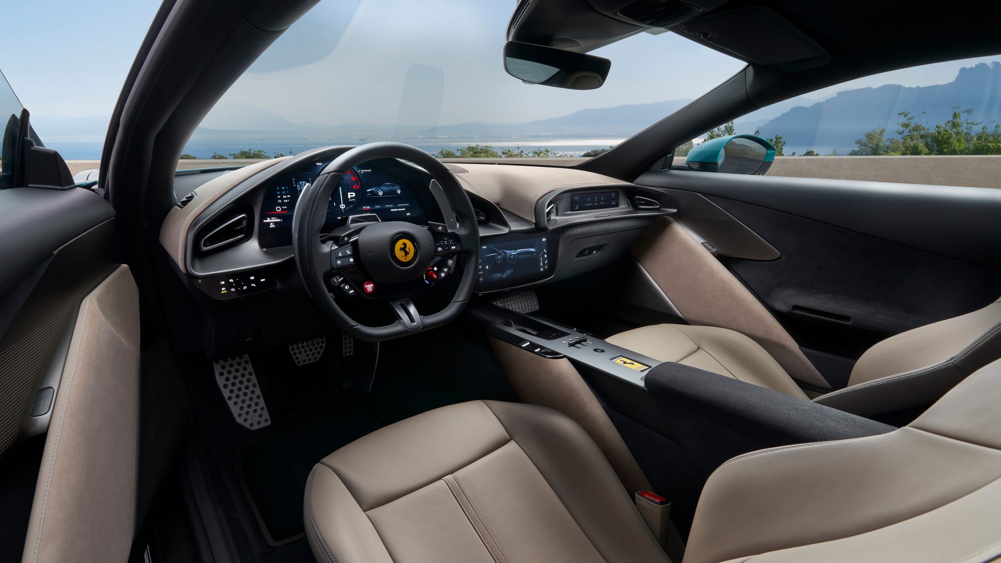 Habitáculo del Ferrari Amalfi con volante y pantalla central