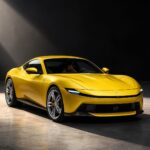 Ferrari Amalfi amarillo en estudio con fondo oscuro