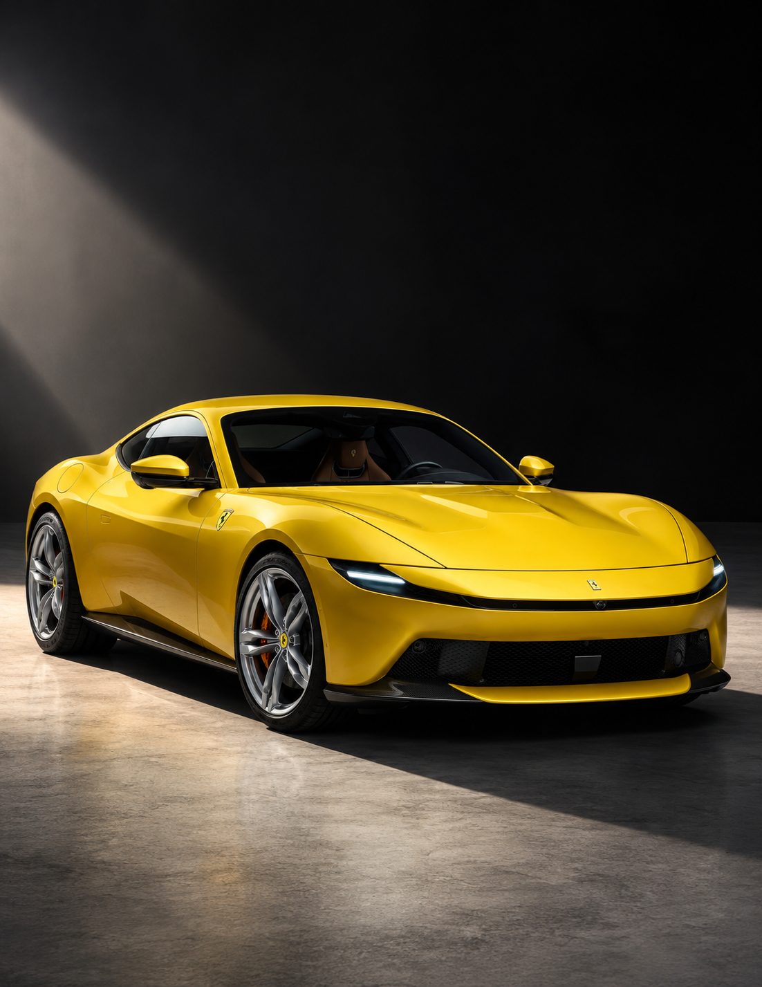 Ferrari Amalfi amarillo en estudio con fondo oscuro