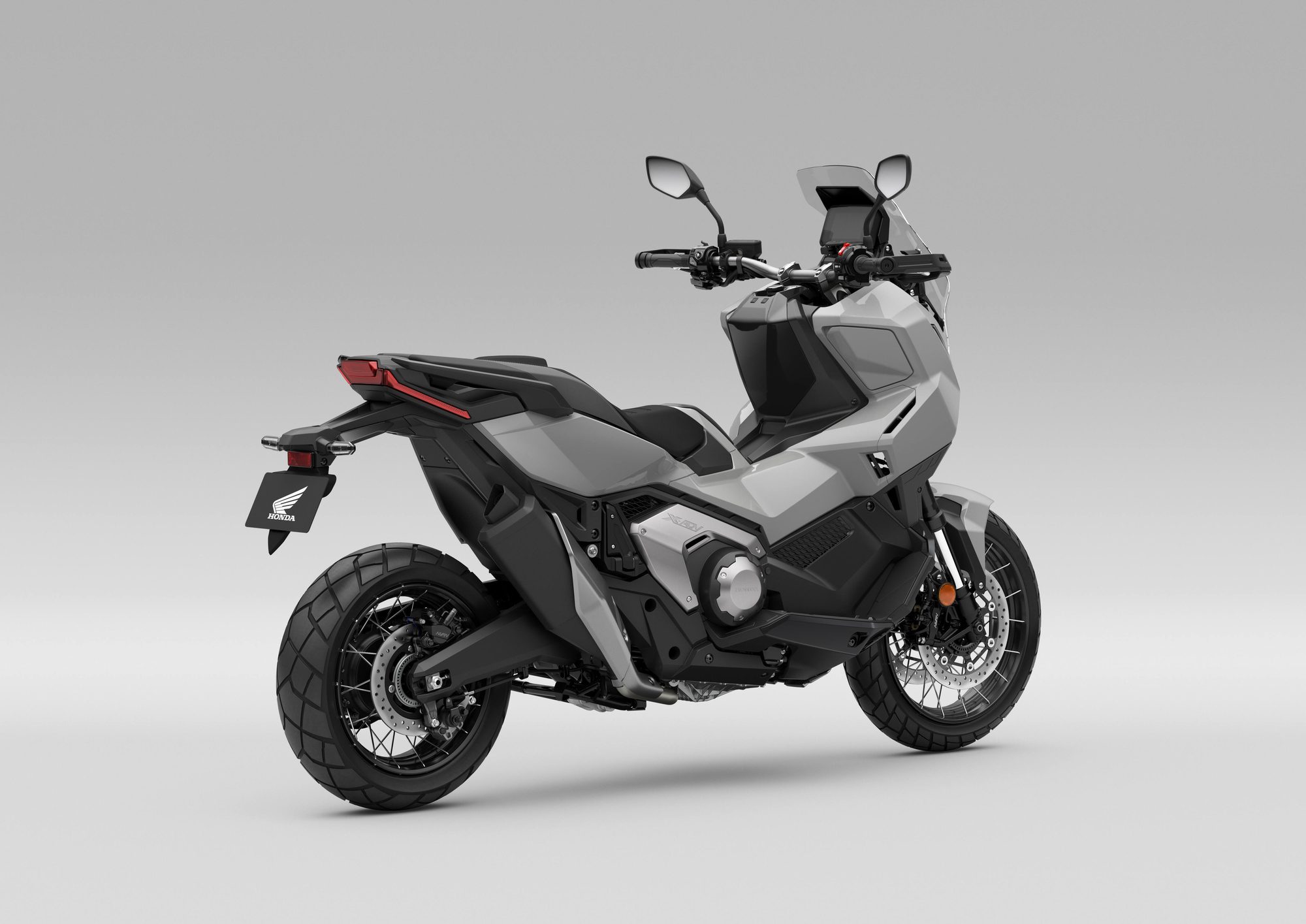 Honda X-ADV 2027 gris en vista trasera de tres cuartos