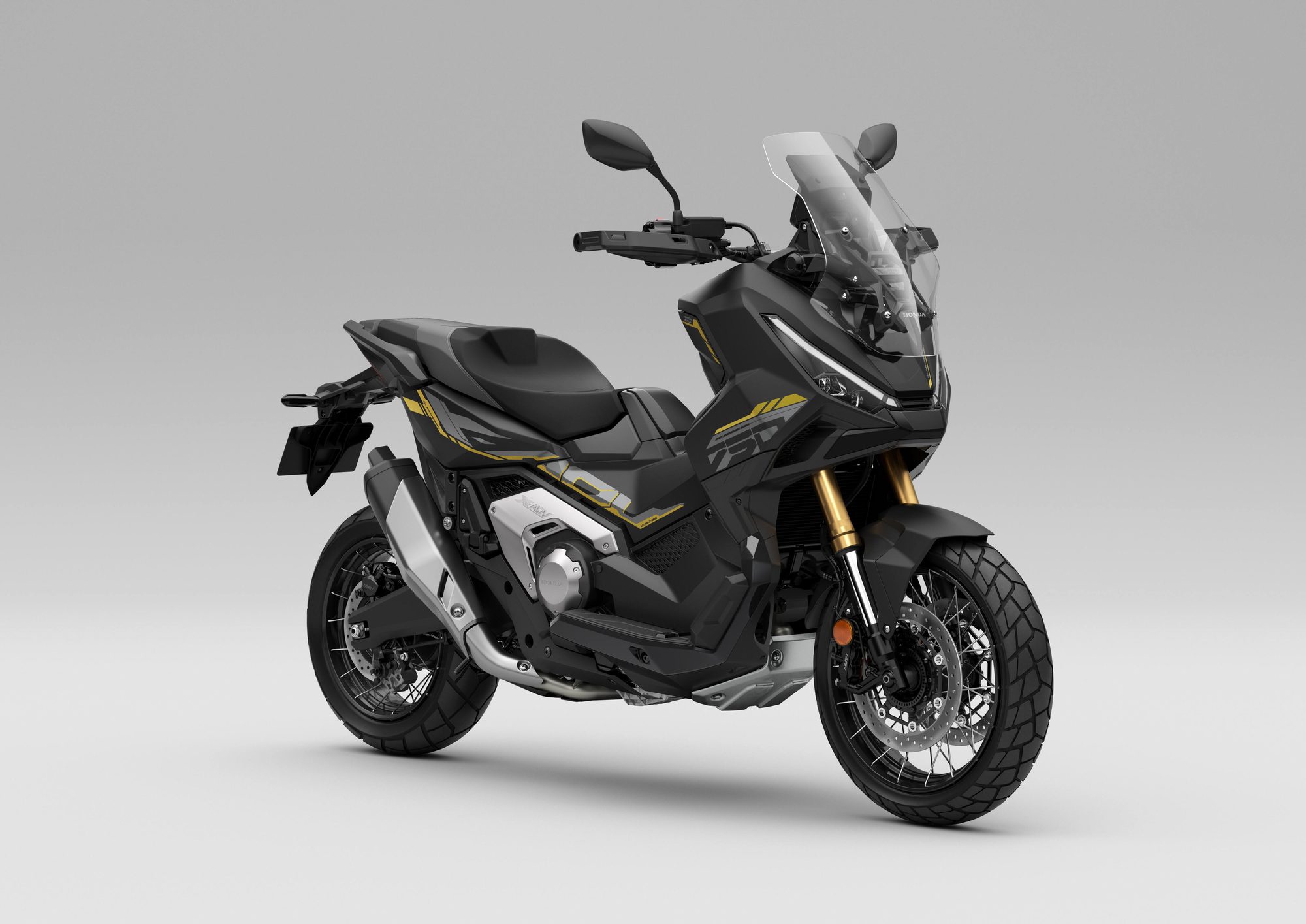 Honda X-ADV 2027 negra con detalles dorados, vista frontal de tres cuartos